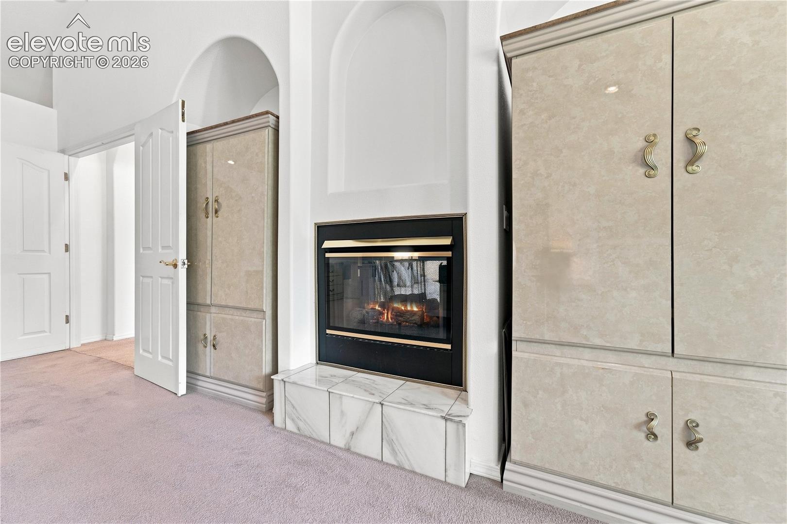 Gas log fireplace I'm Master suite