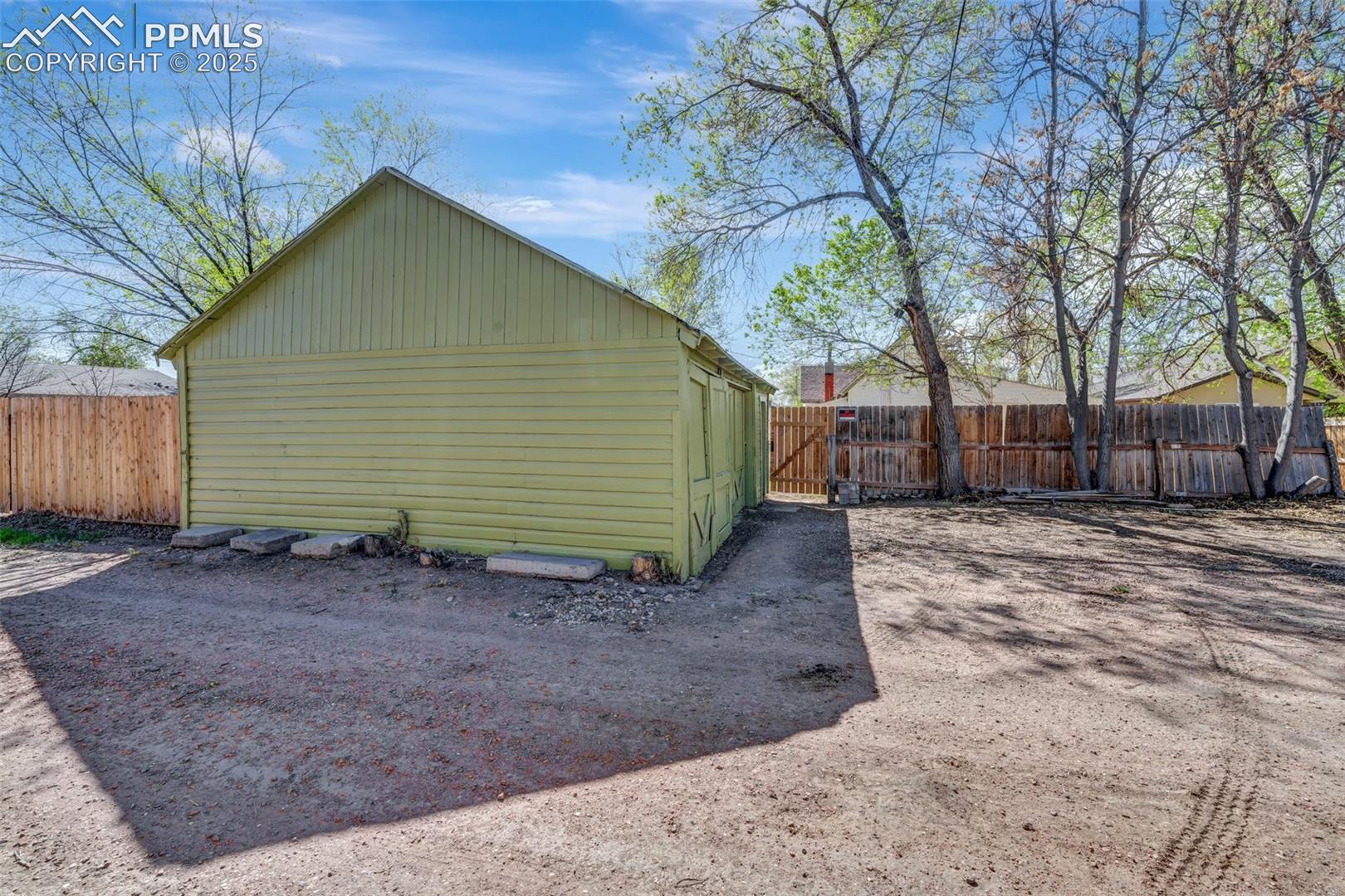 Detached Garage