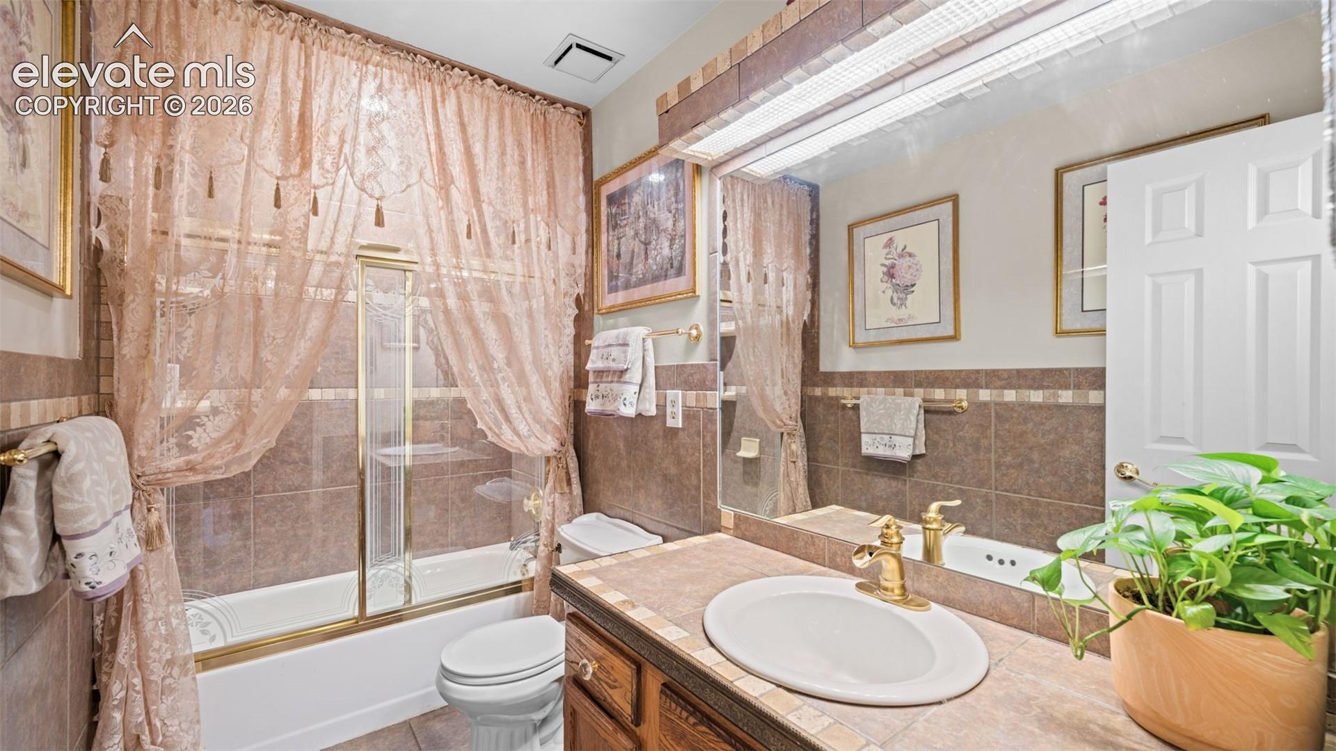 Upper Full Bathroom
