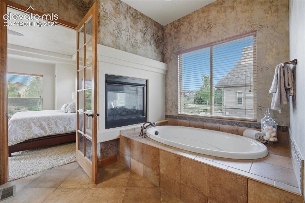 Double-sided fireplace with Soaking Tub!