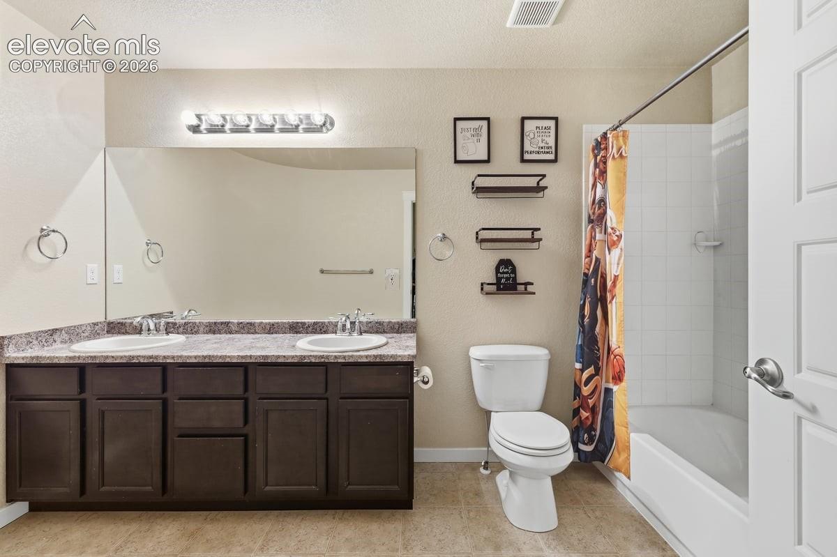 upstairs hall bath with dual sinks