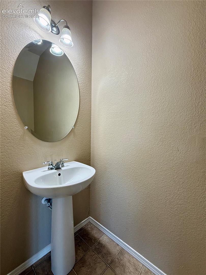 Main Level 1/2 bath