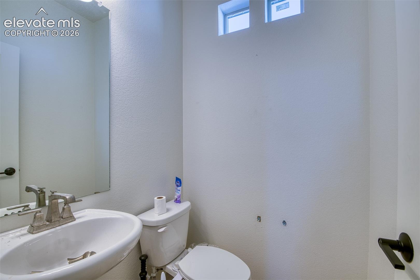 Main level 1/2 bath