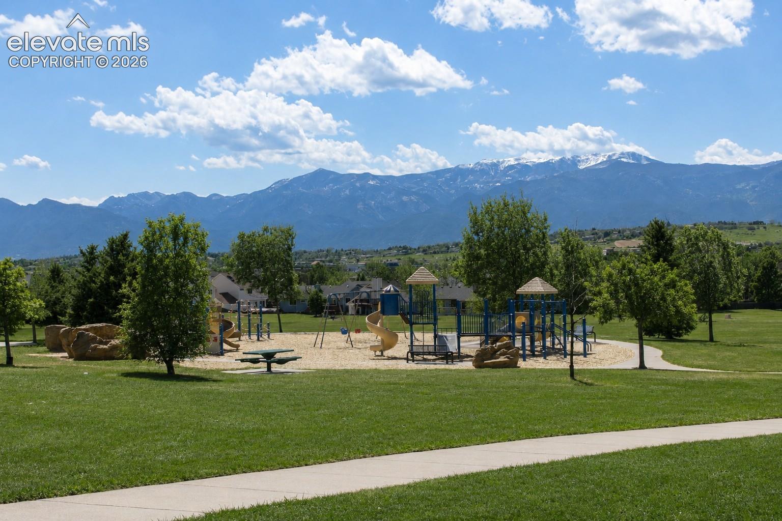 Quick walk to the community Park w/ playground, tennis courts and walking trails!