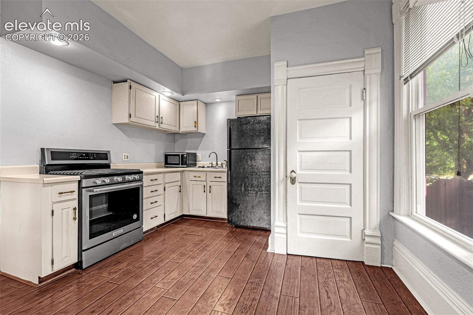 Main level unit, solid wood flooring