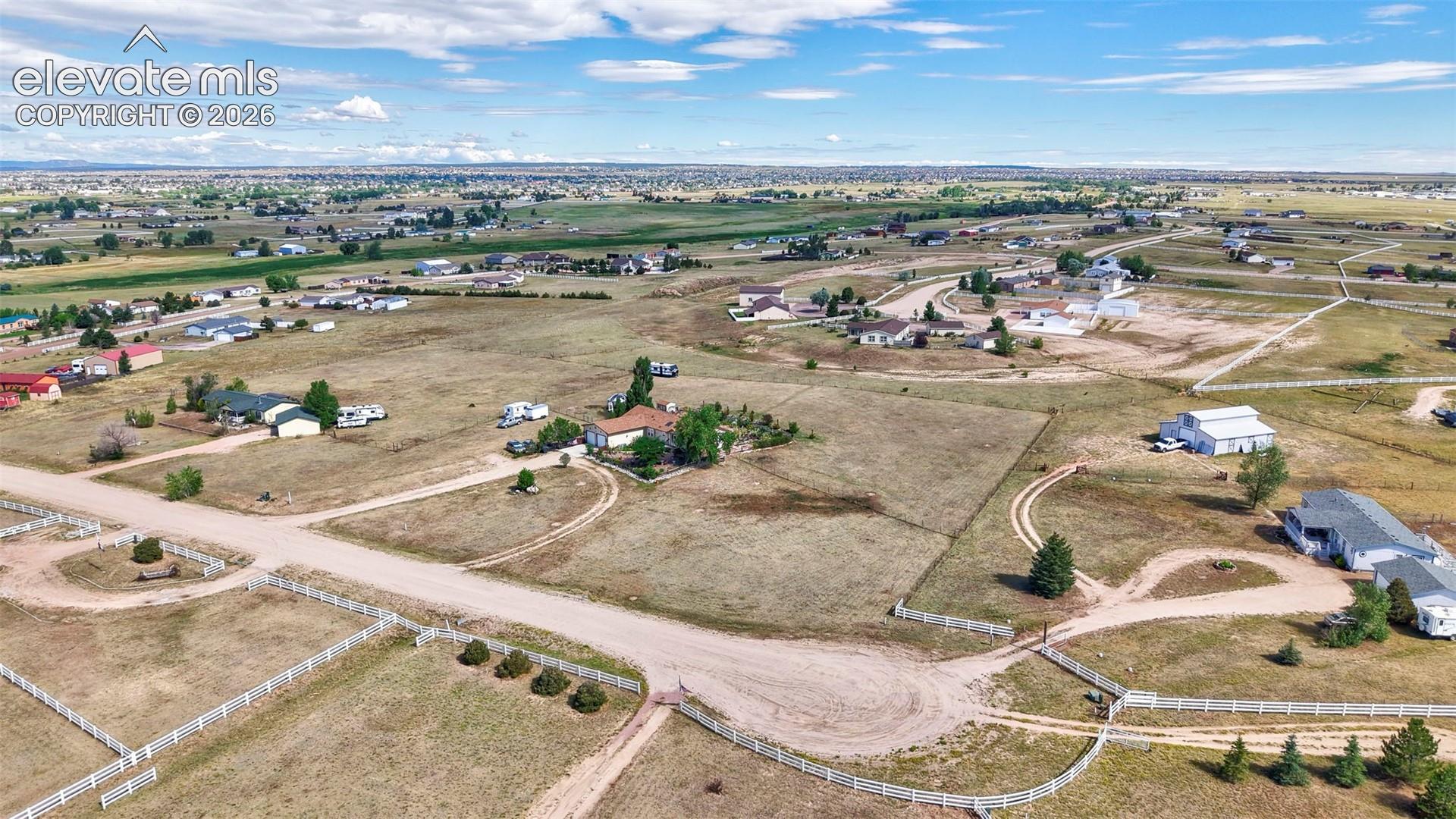 Expansive rural landscape featuring scattered residences and open terrain