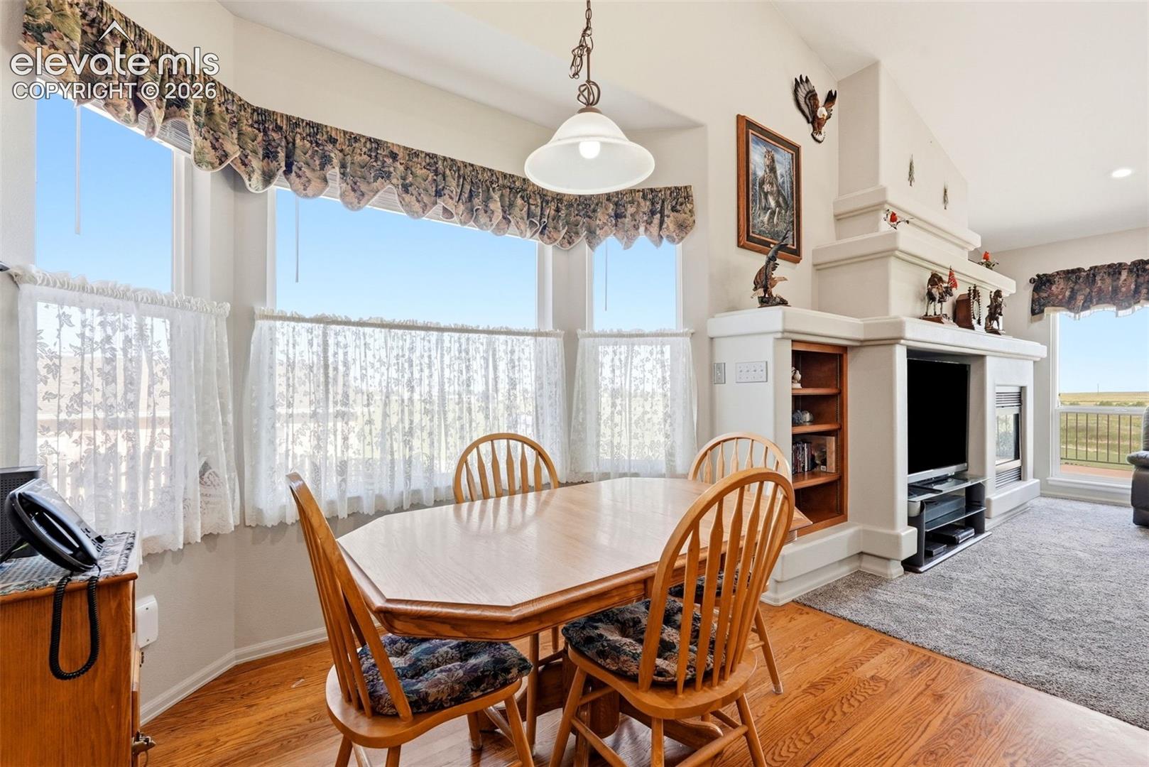 Cute dining nook with bay window