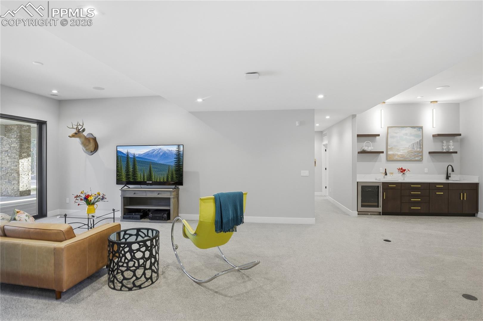 Walk-out Living area