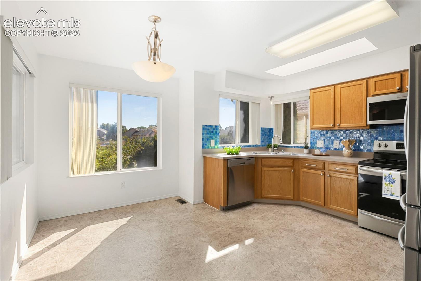 Spacious breakfast nook area!