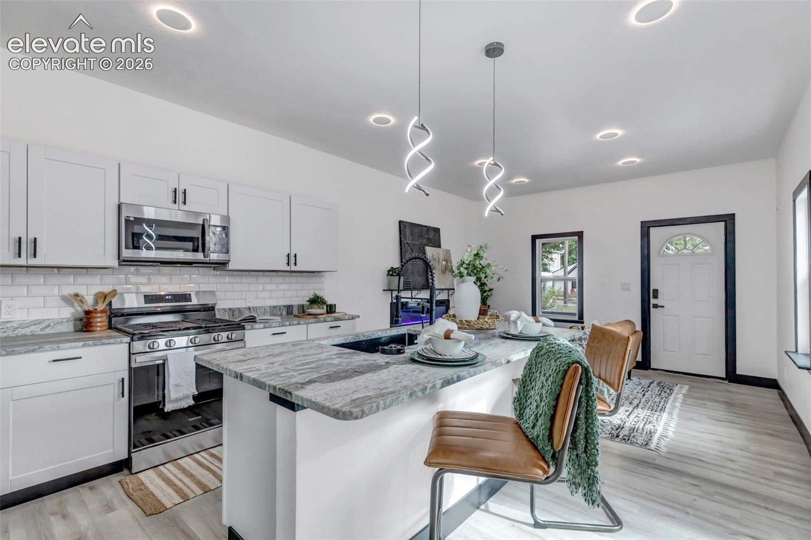 Photo 7 of 908 E Cimarron Street, Colorado Springs