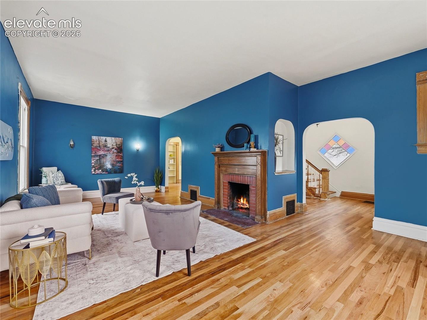 Virtual fire (Sellers have never used the wood-burning fireplace).