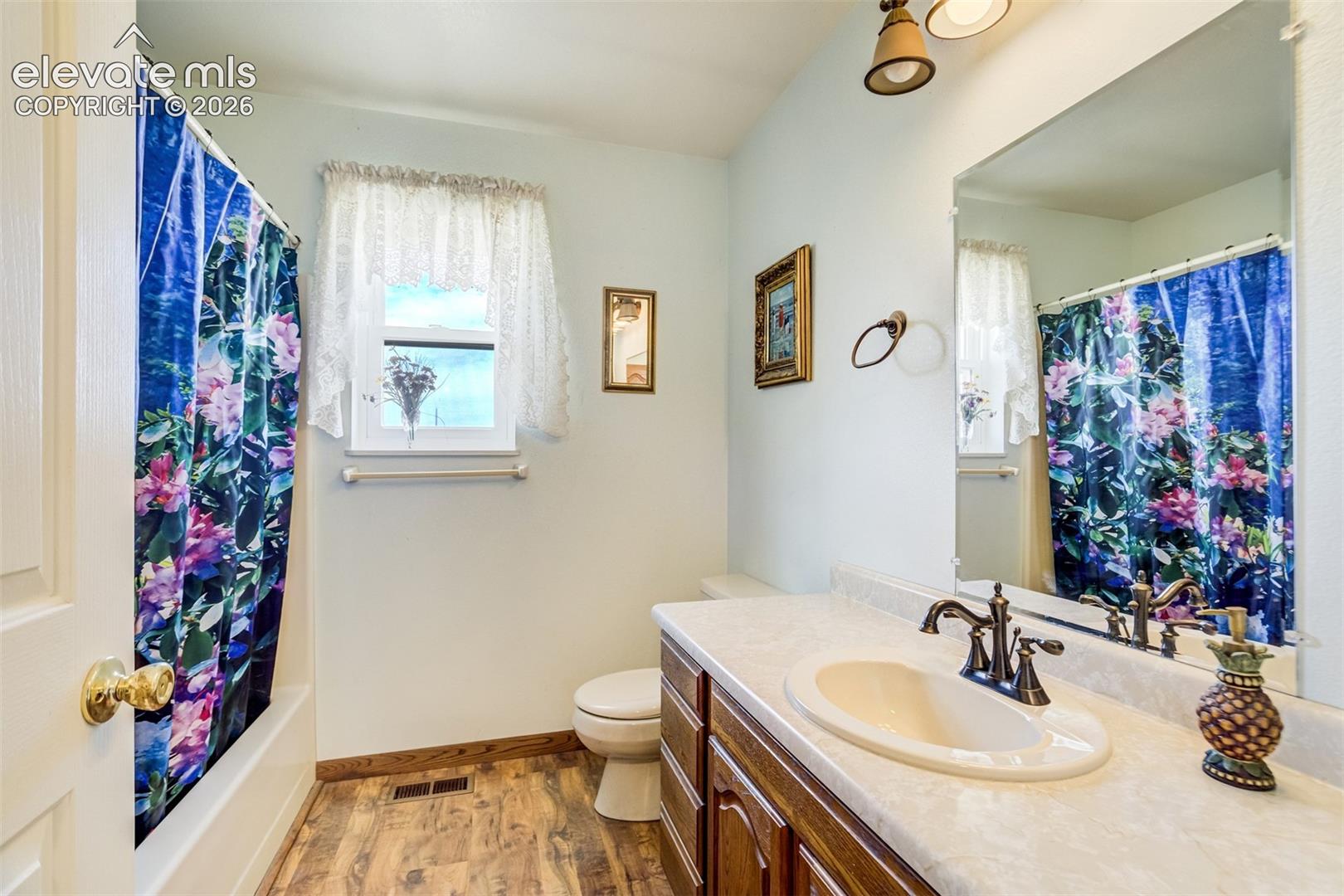 Main level secondary full bath.