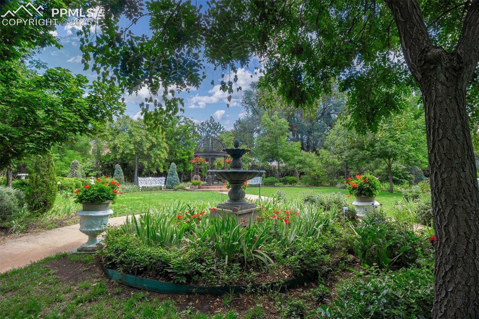 Parisian Garden: Reception Area 