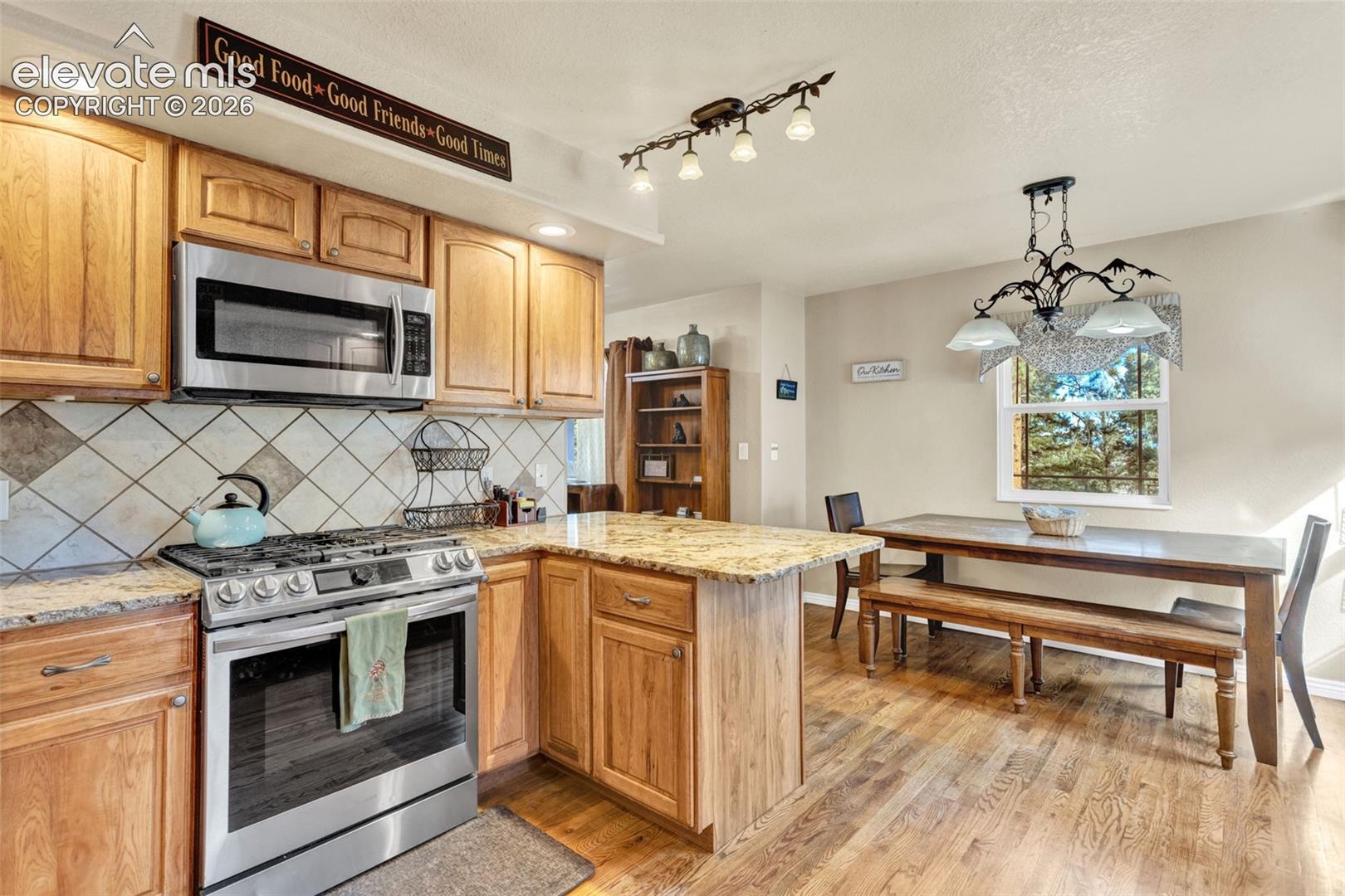Kitchen range-oven and breakfast nook