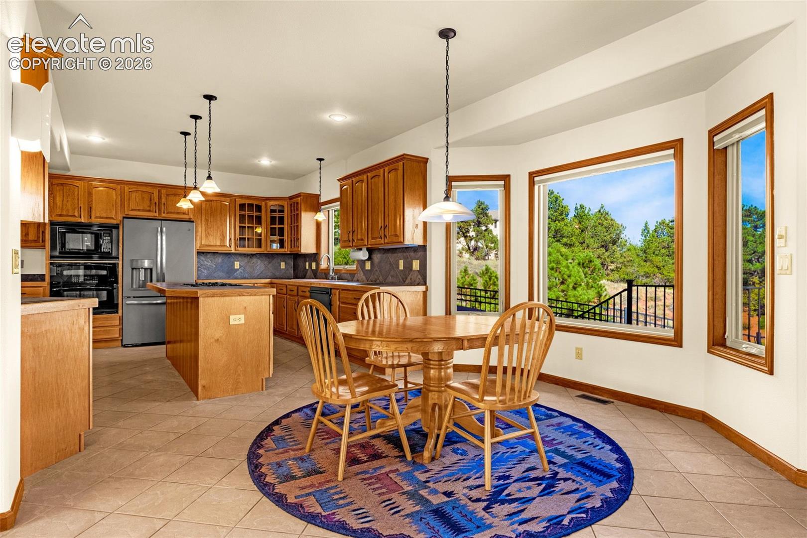 Eat-in kitchen space