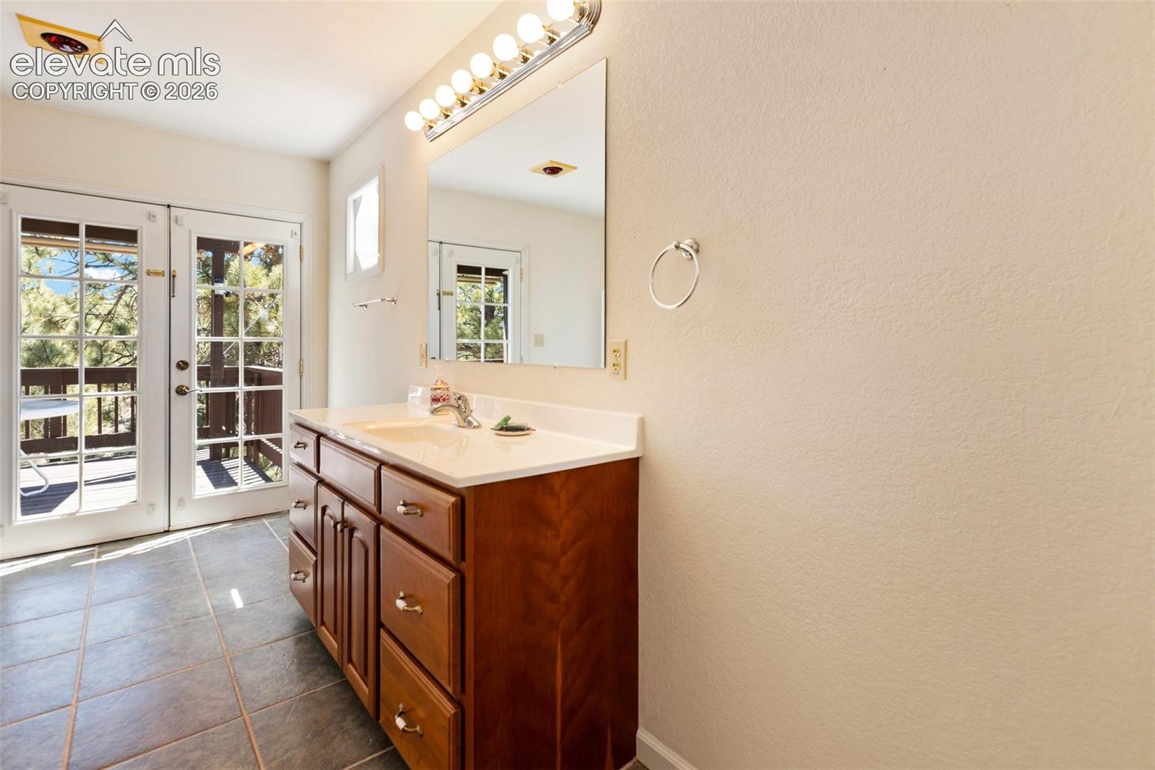 primary w/access to private verandah