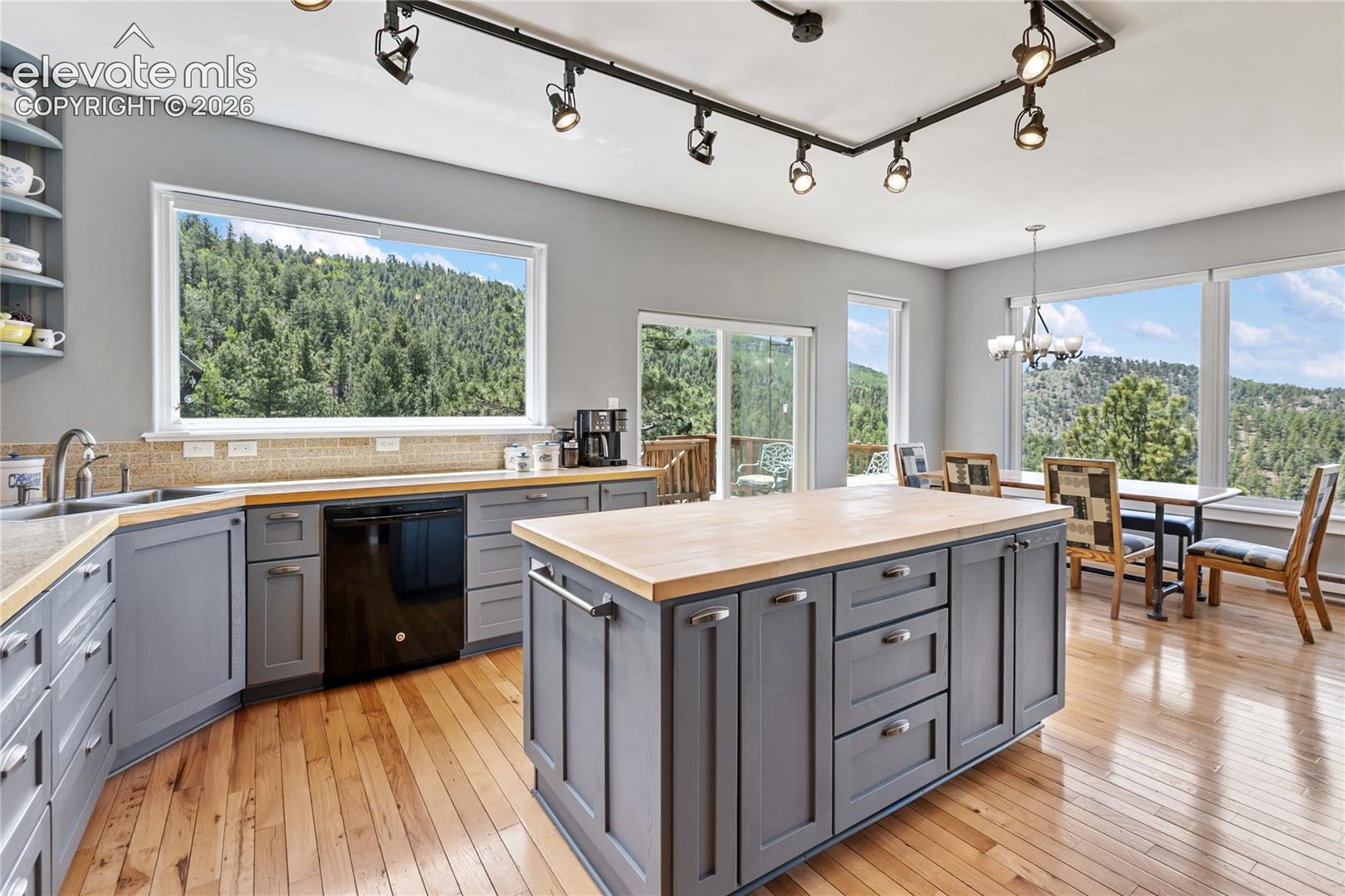 Love this kitchen and the surround views