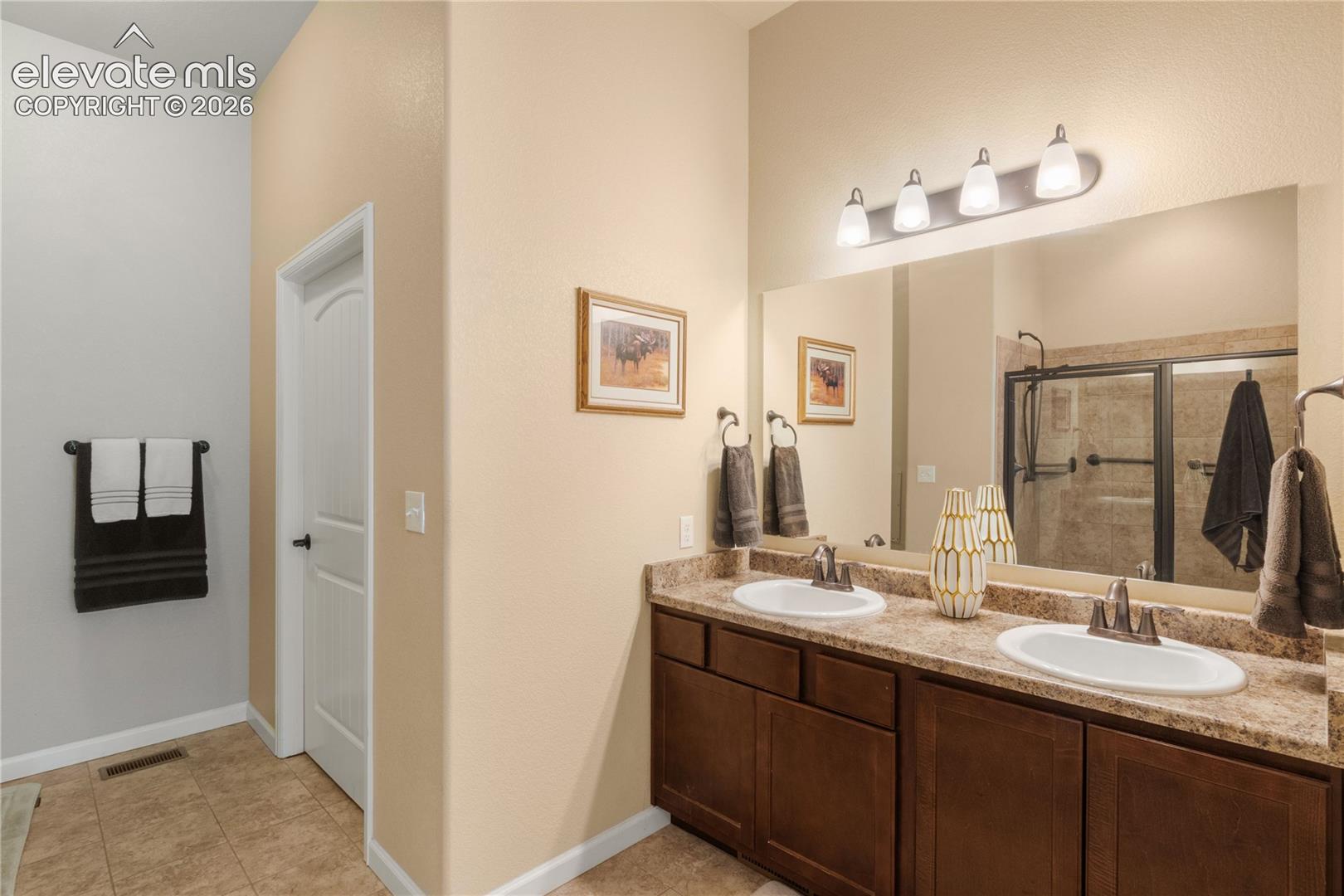 Double vanity, walk -in closet