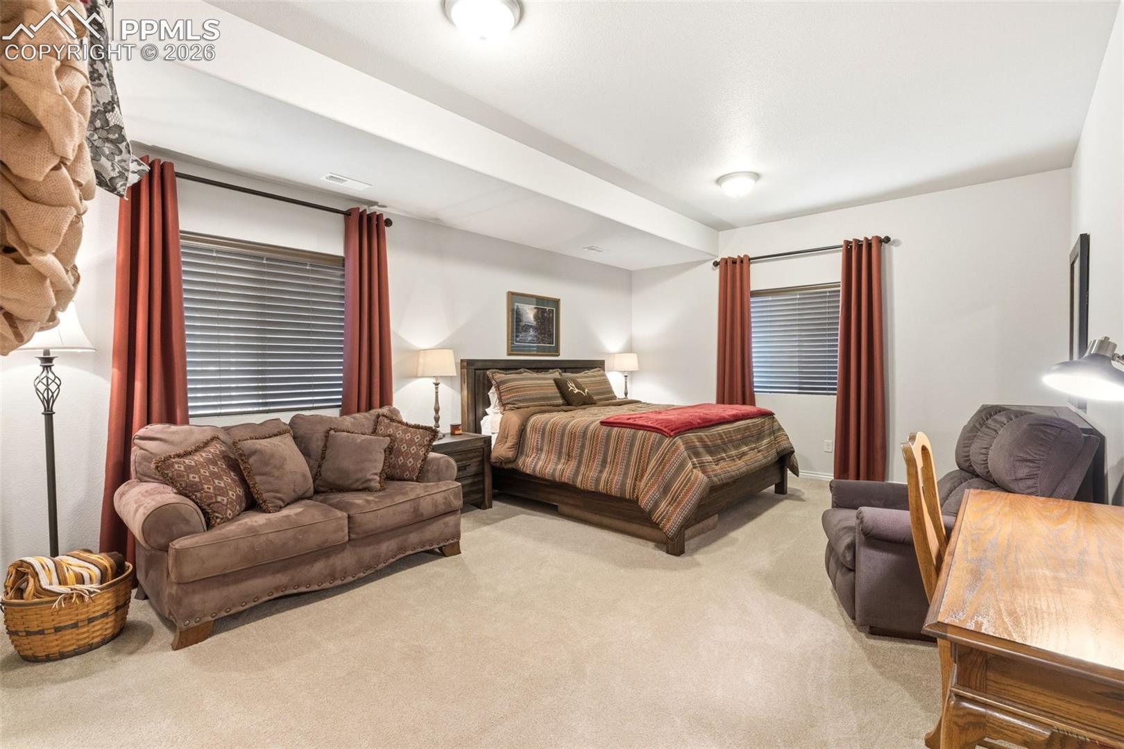 En suite enormous bedroom with 3/4 bathroom 