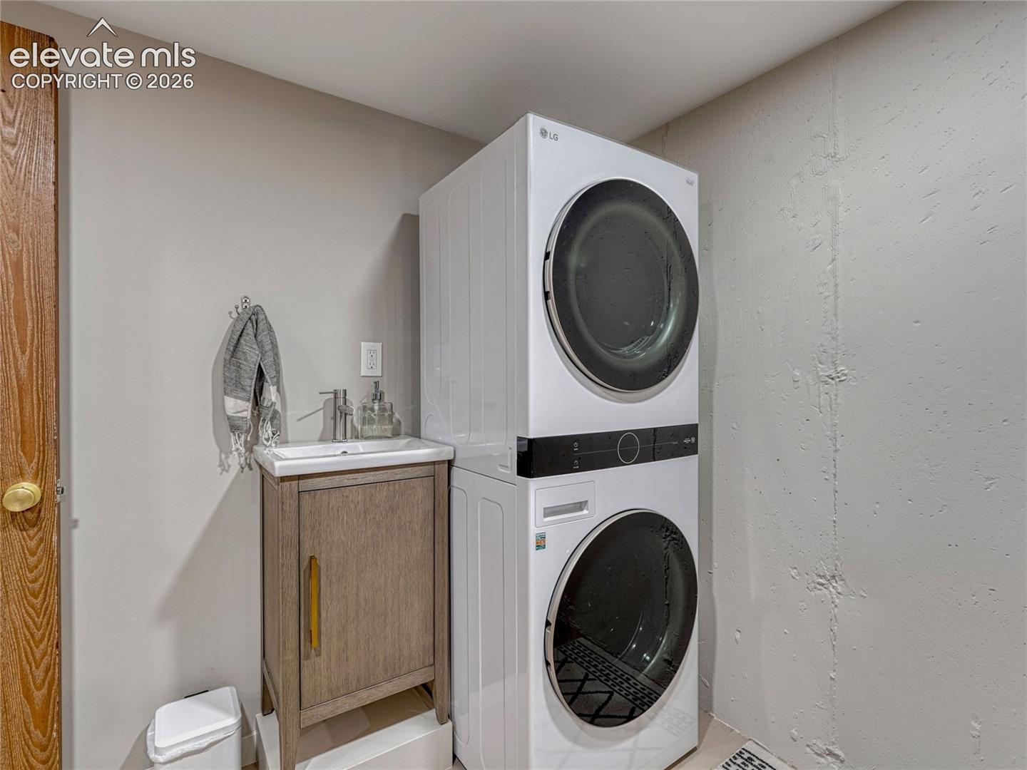 Laundry w/ sink.