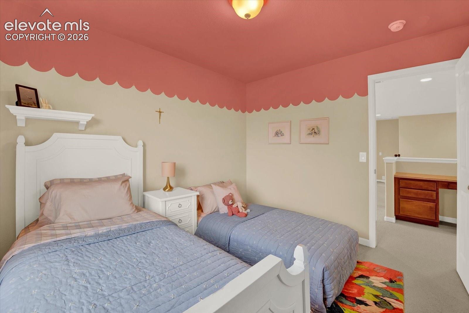 Wall-mounted floating display shelf and neutral carpeting