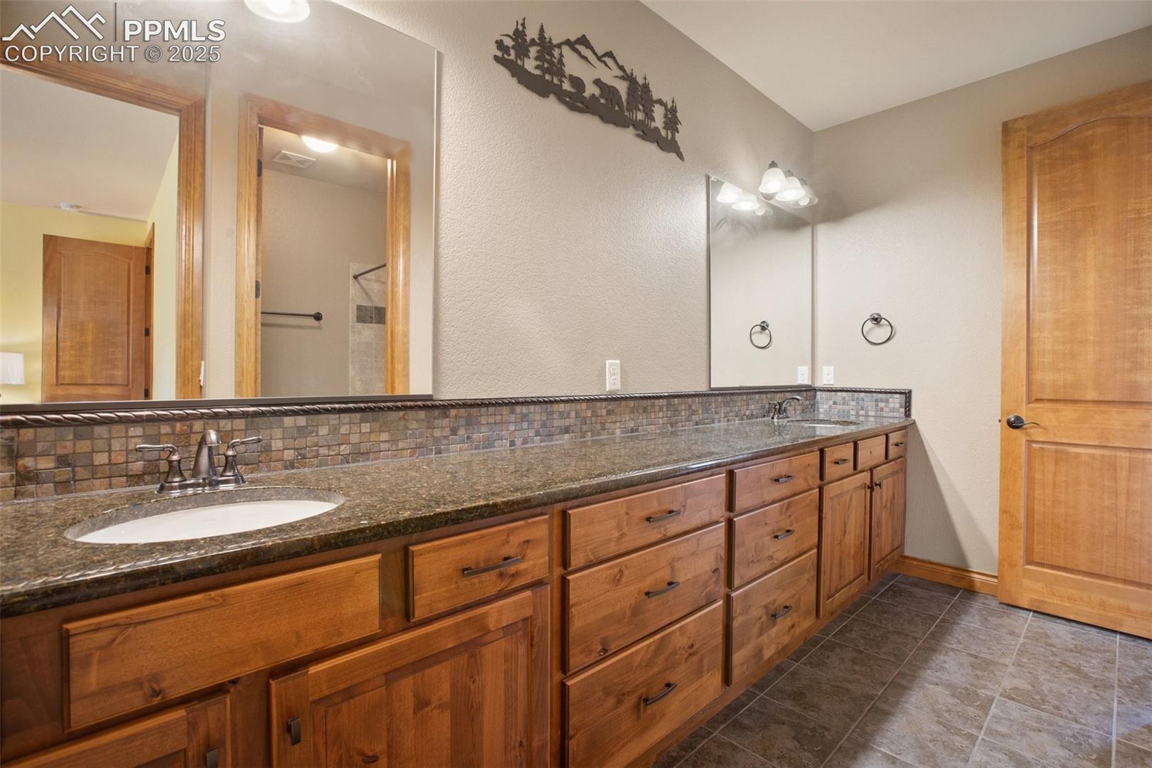 Bathroom between both bedrooms 