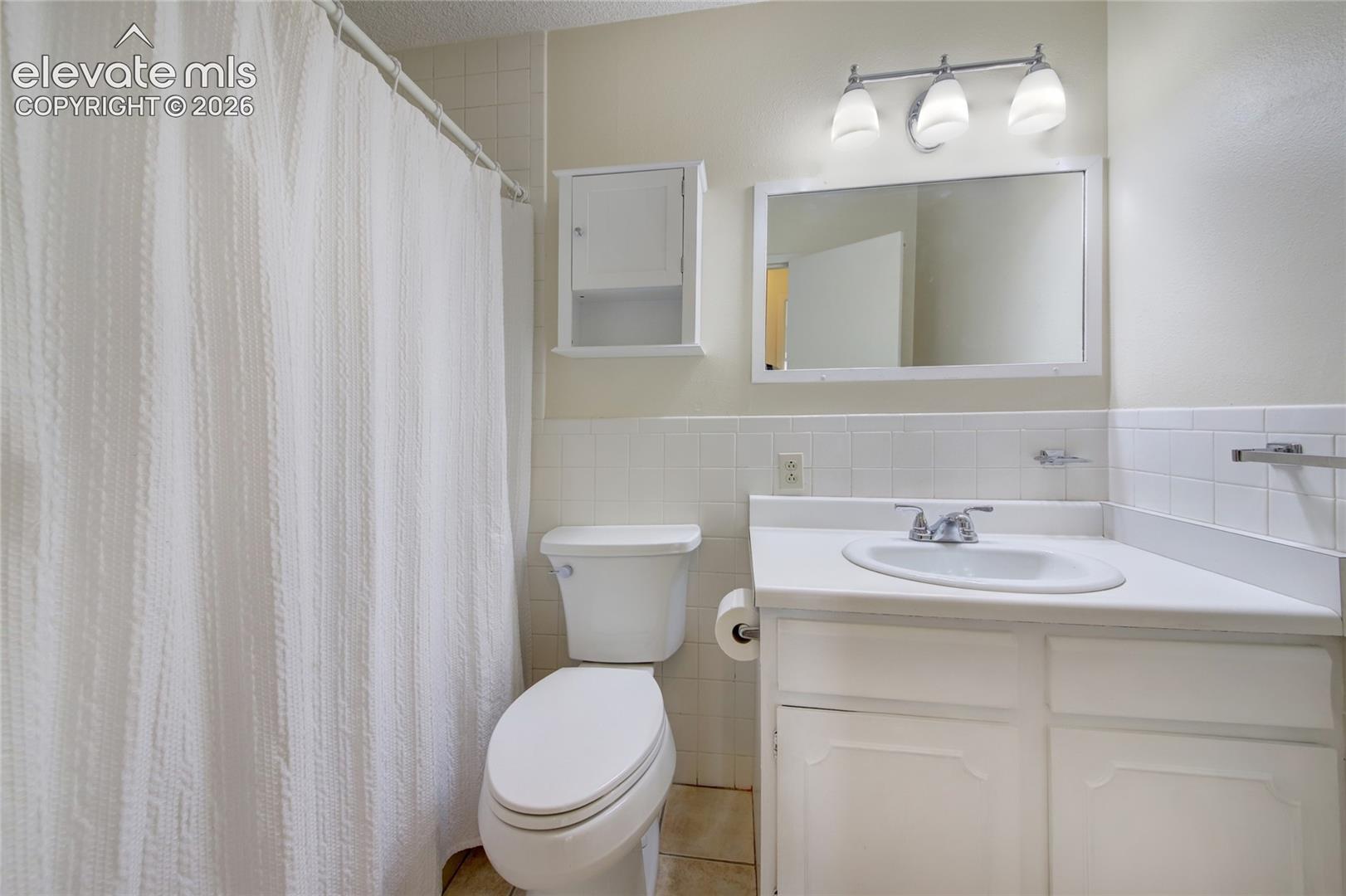 2nd bath with tub