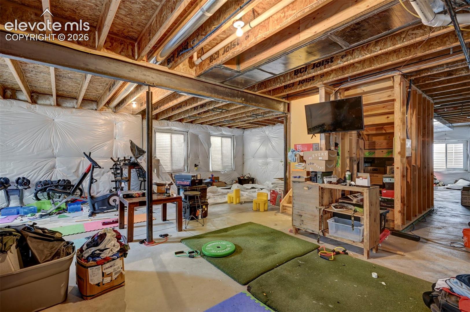 Unfinished basement, 1,408 sq ft