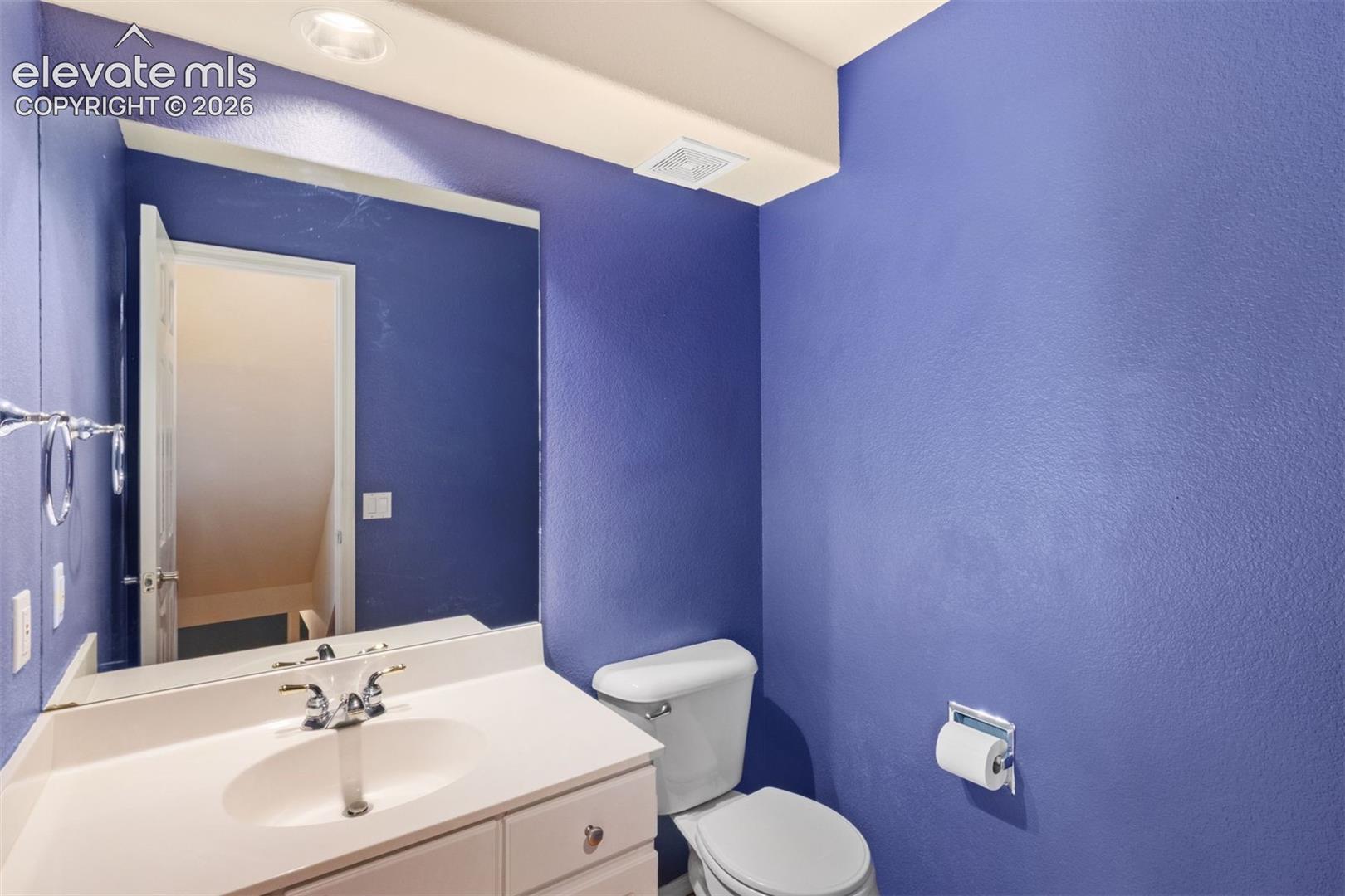 Main level 1/2 bathroom