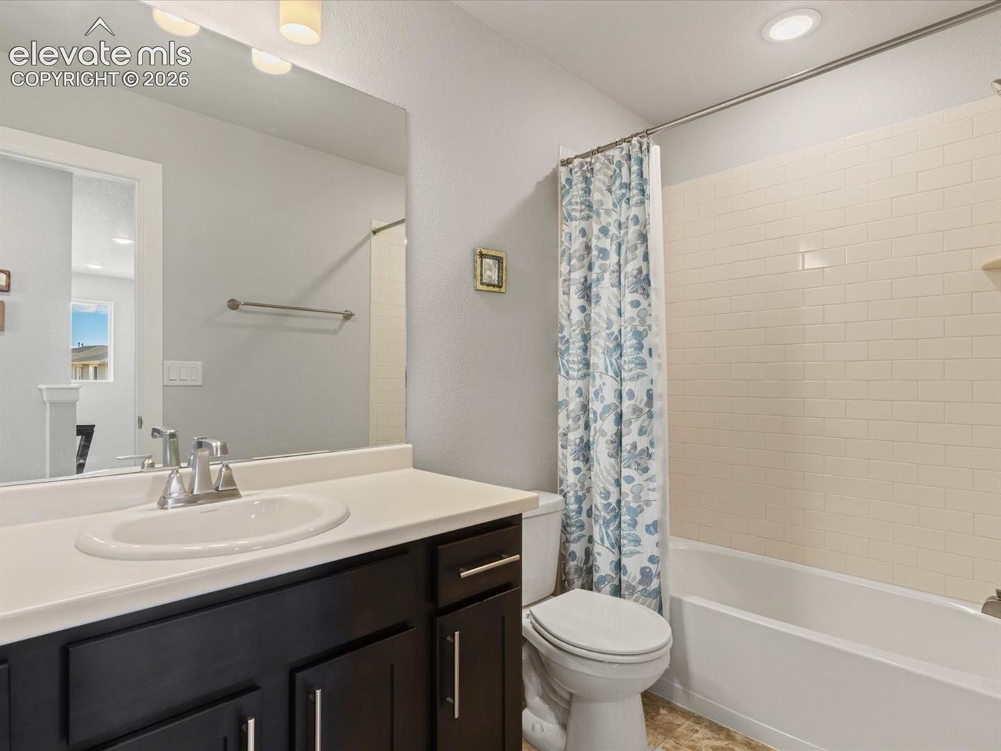 Upper level full guest bath