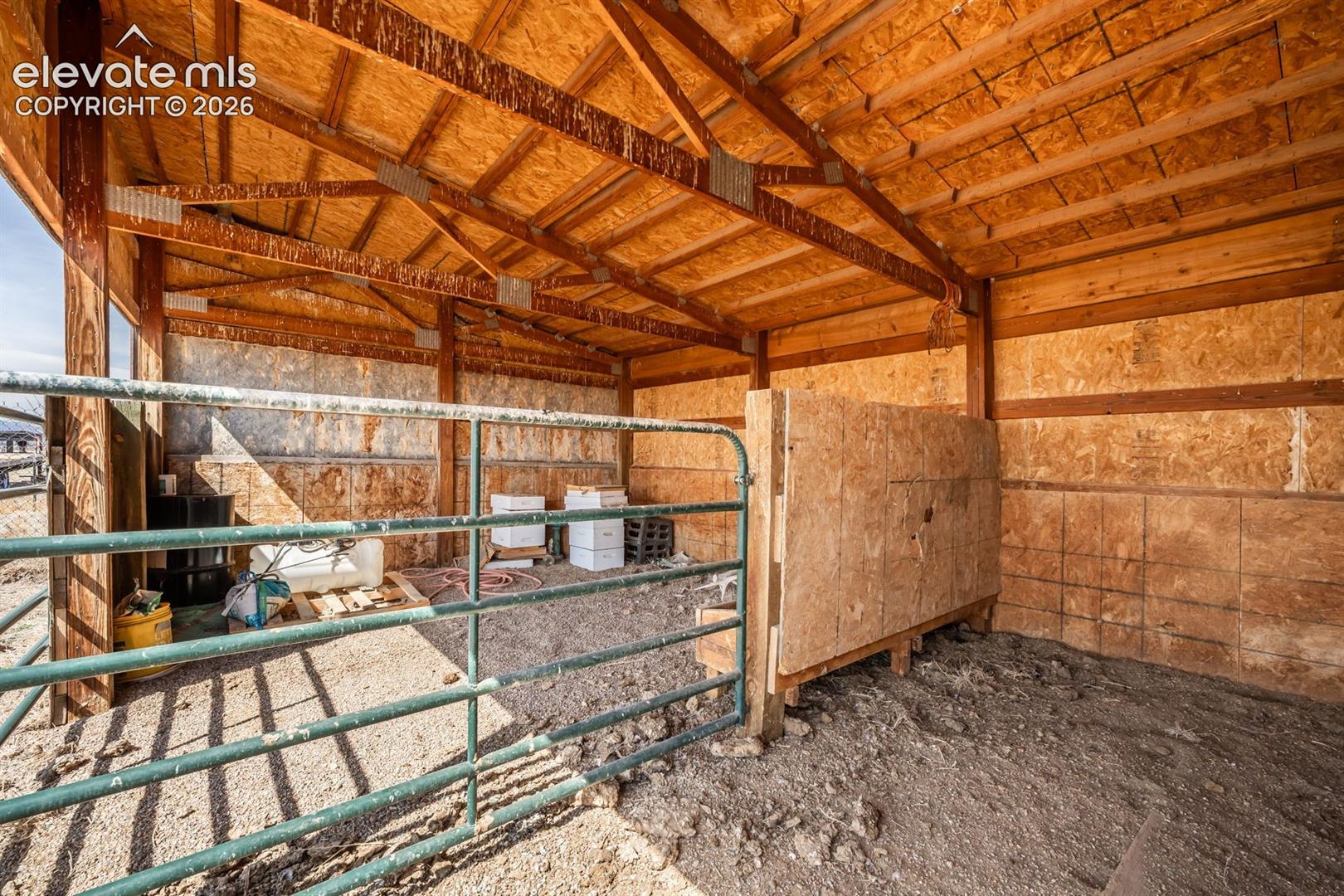 Loafing shed