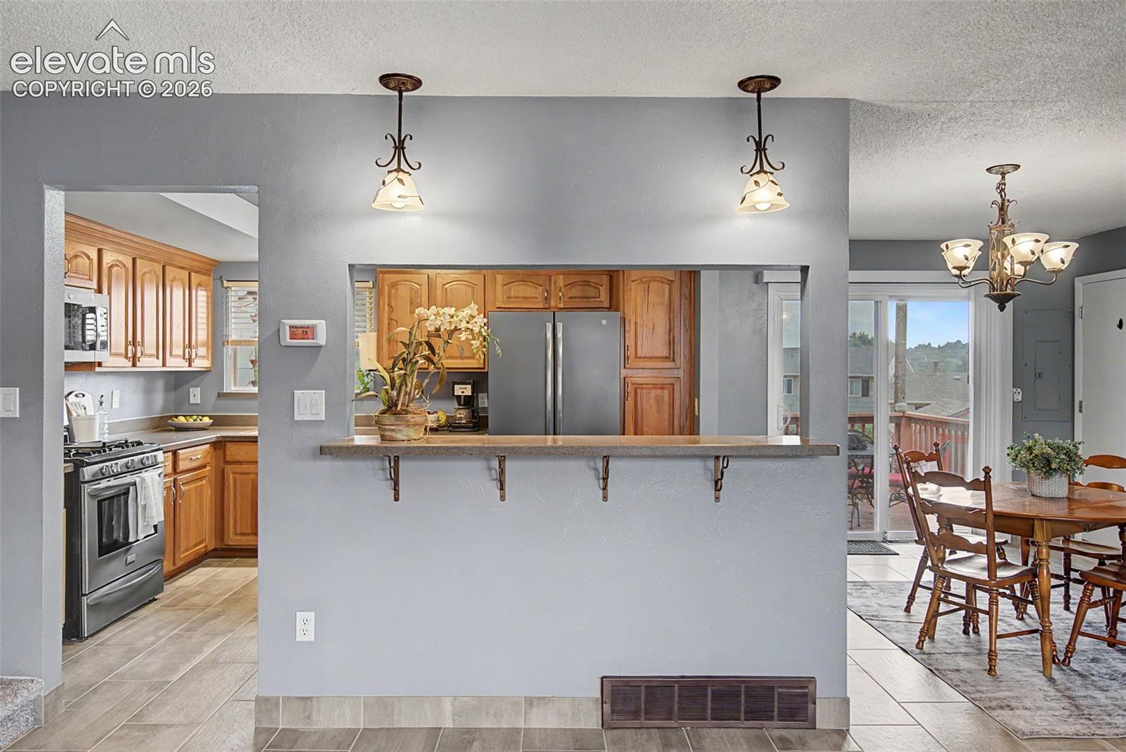 Bright Kitchen & Breakfast Bar