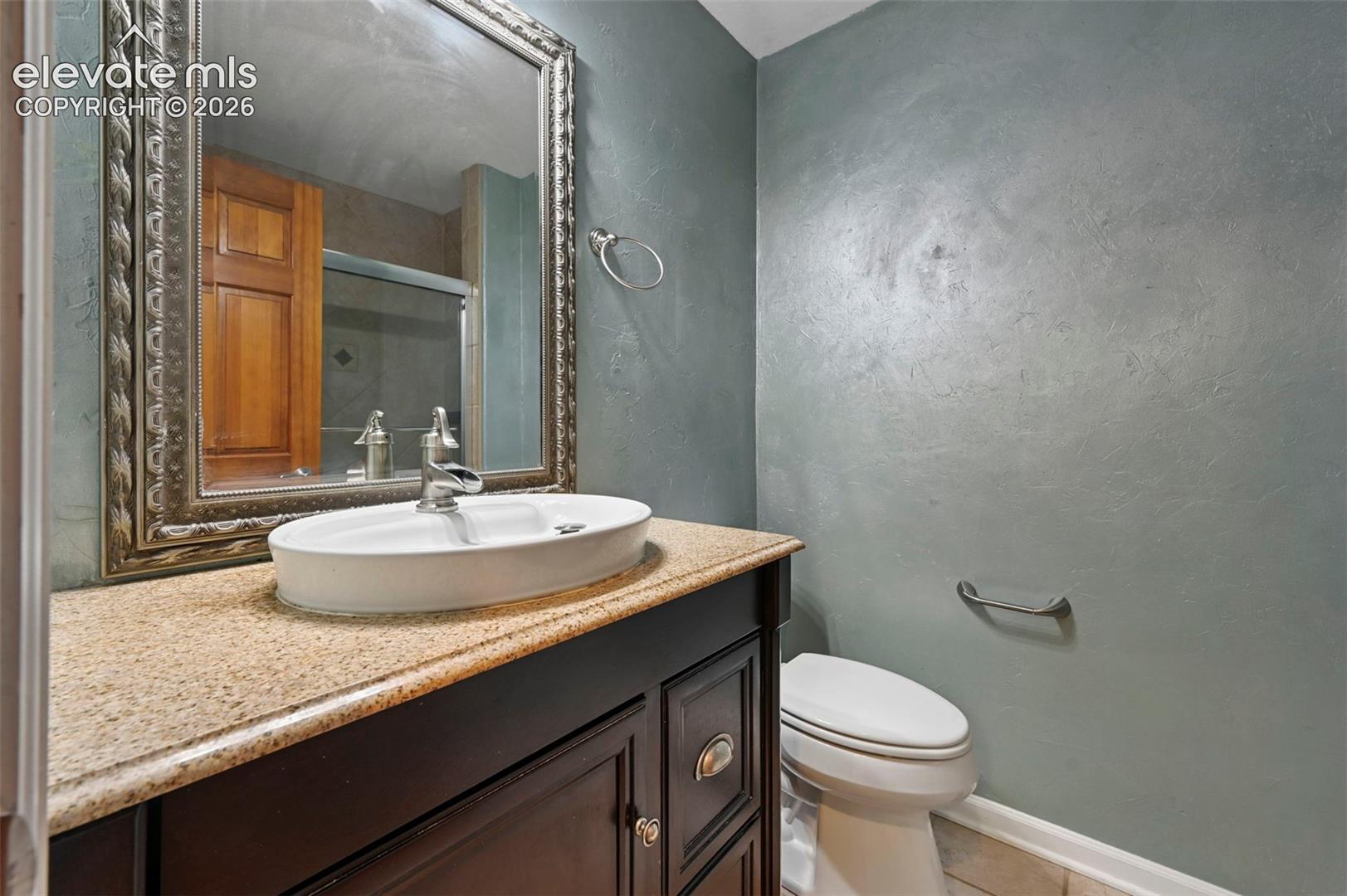 Main level full bathroom 