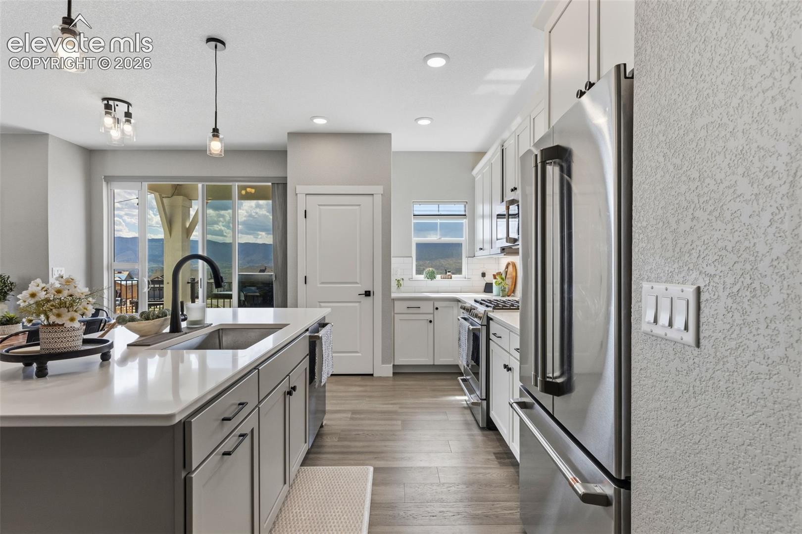 Kitchen w/ pantry and deck walk-out