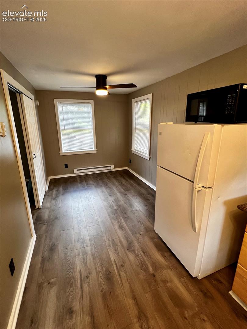  Upper Apt: All new laminate flooring and all appliances stay
