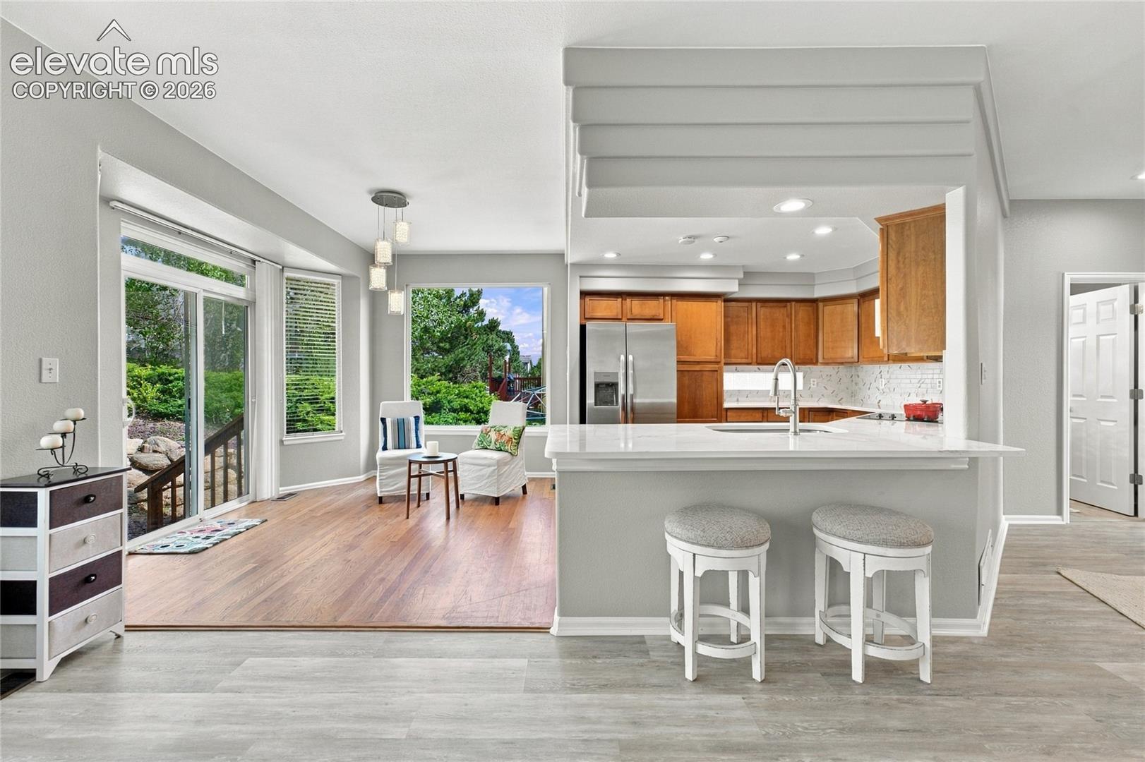 open floorplan with breakfast counter and stainless kitchen appliances