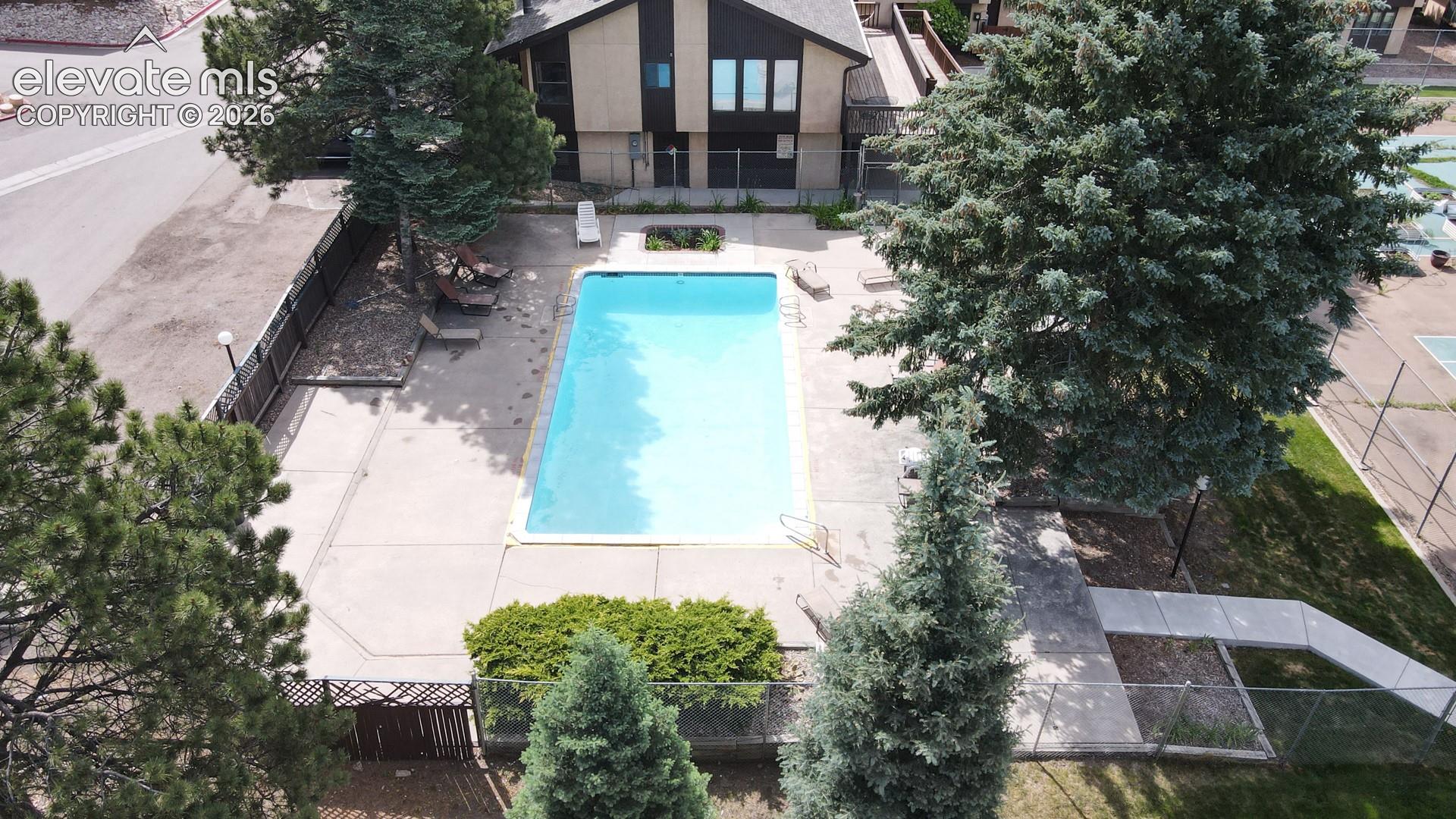 Pool & Club House