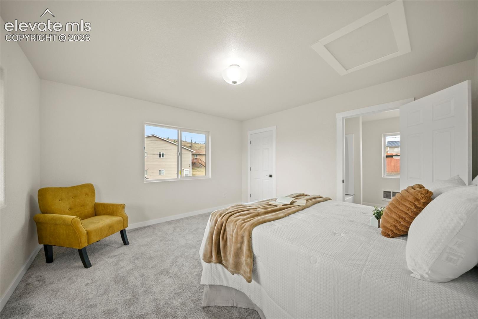 Upper-level primary suite