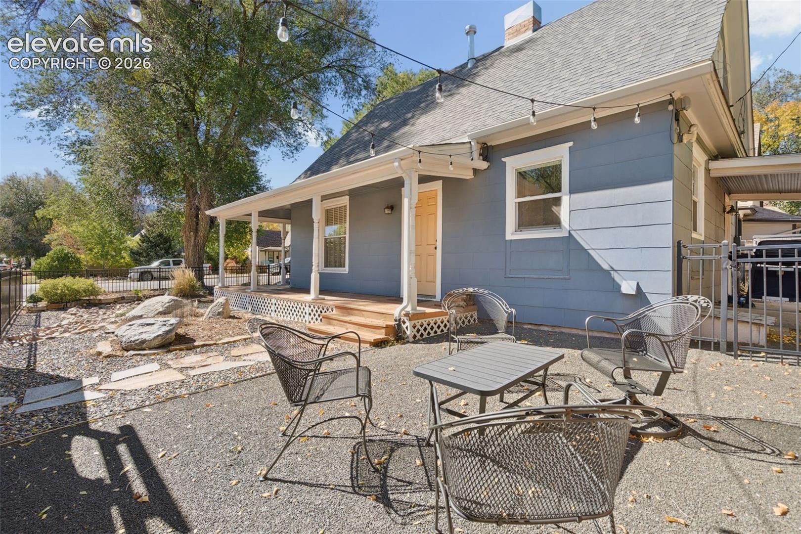 Side yard is fenced in