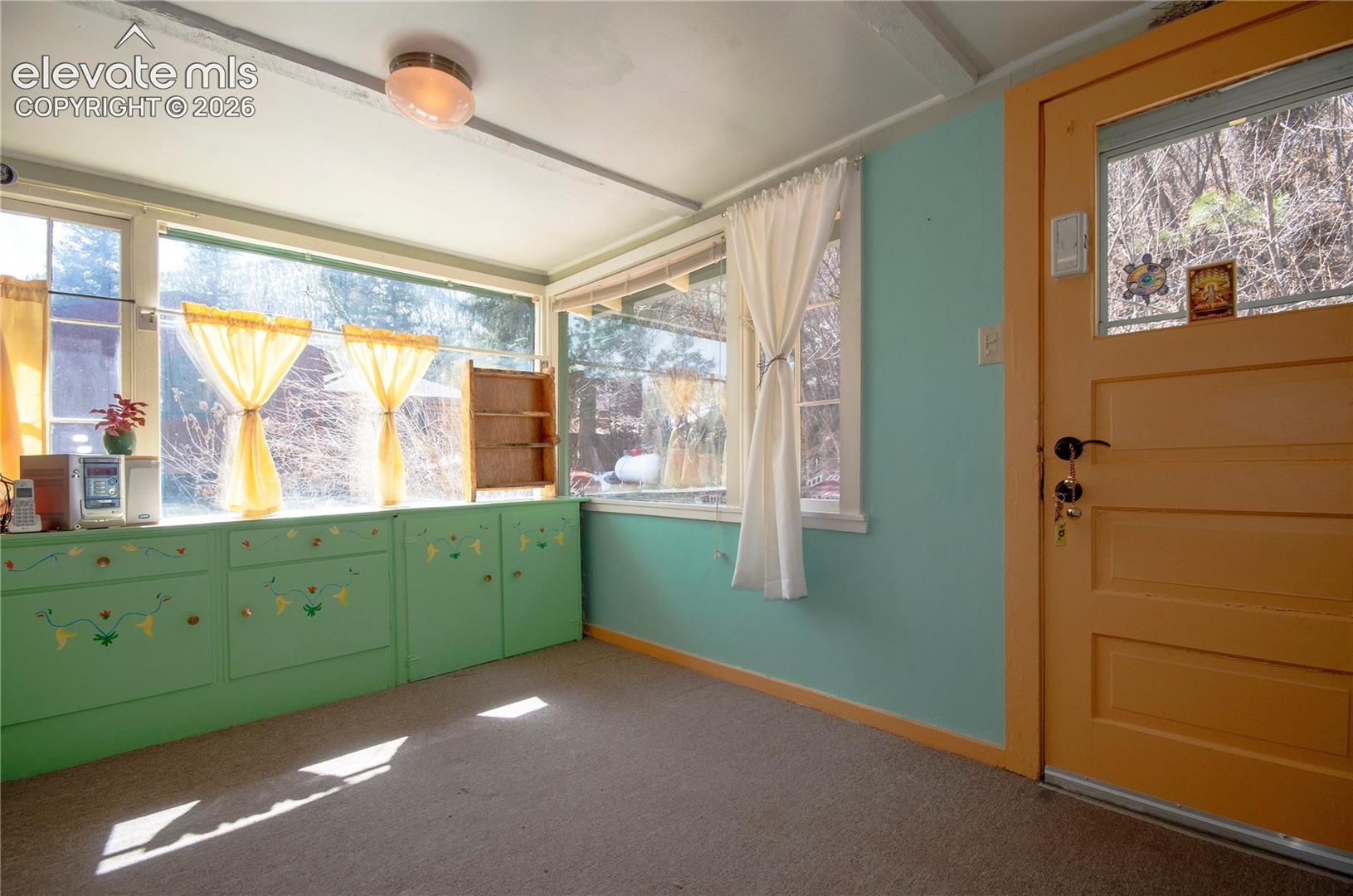 Kitchen dining area