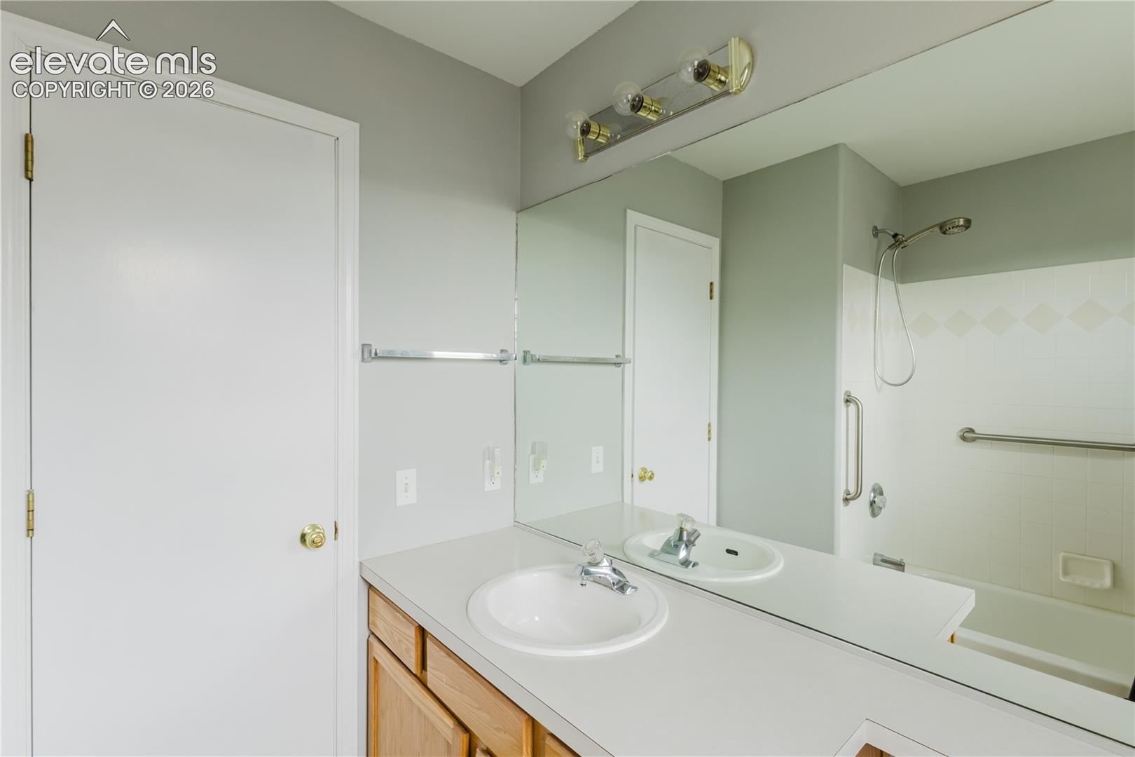Upstairs Full Bathroom