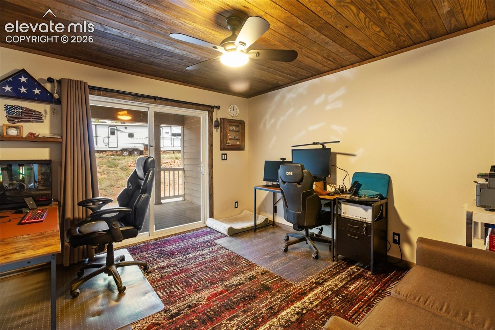 Office walk-out. The perfect space for gamers or e commuters. 