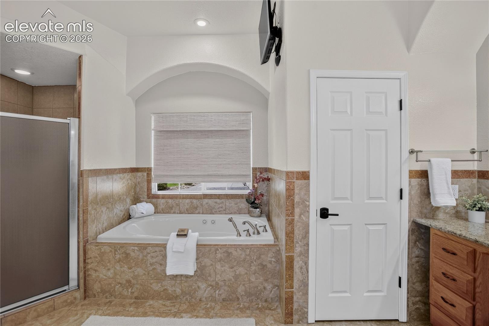 5-piece primary bath w/ jetted tub & large linen closet