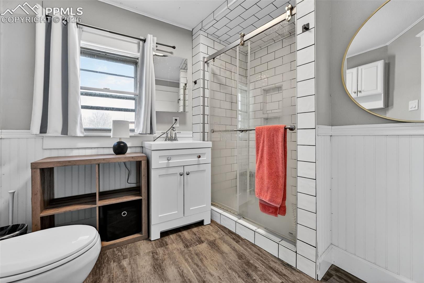 En-suite bathroom featuring a generous walk-in shower