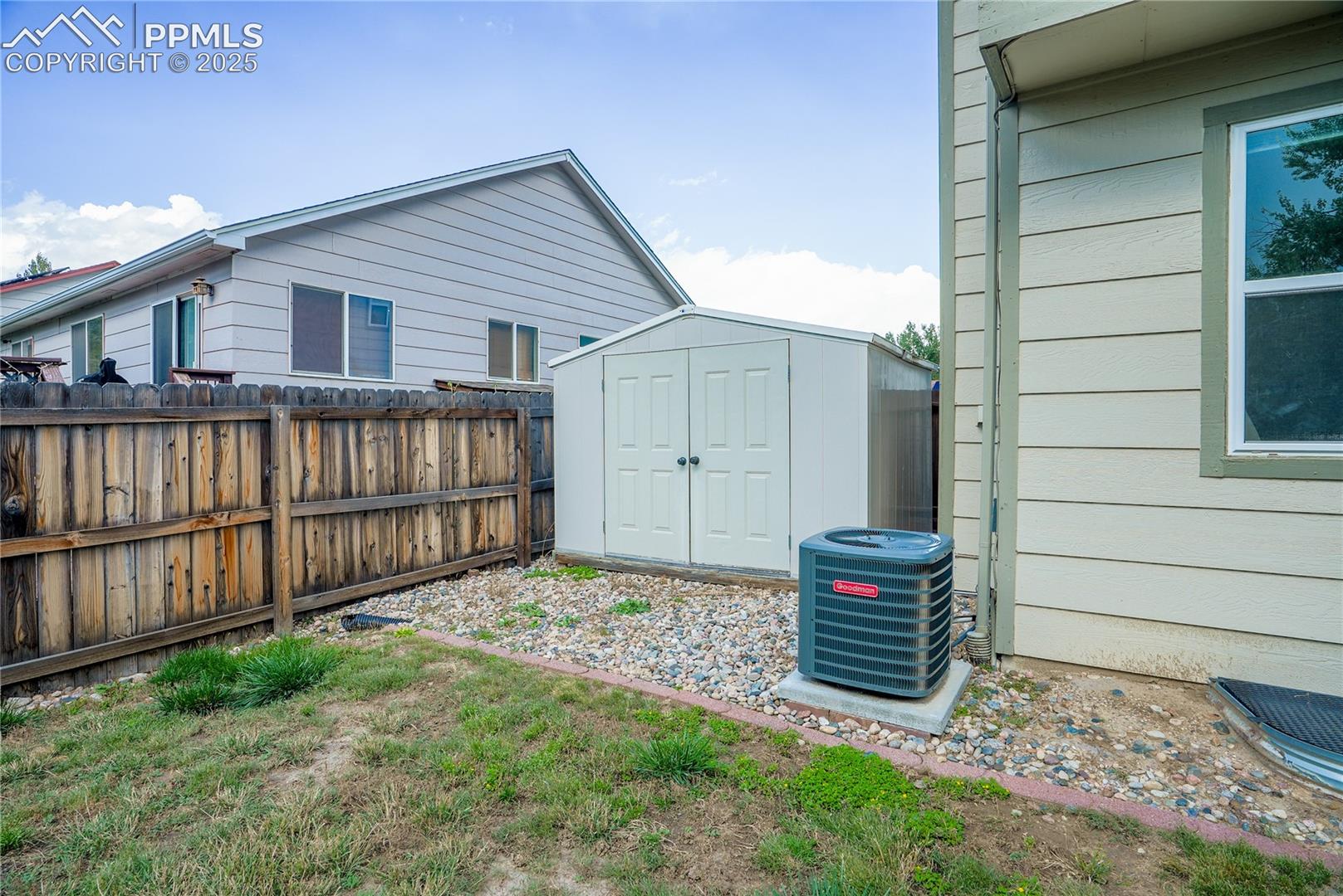 View of yard featuring a shed