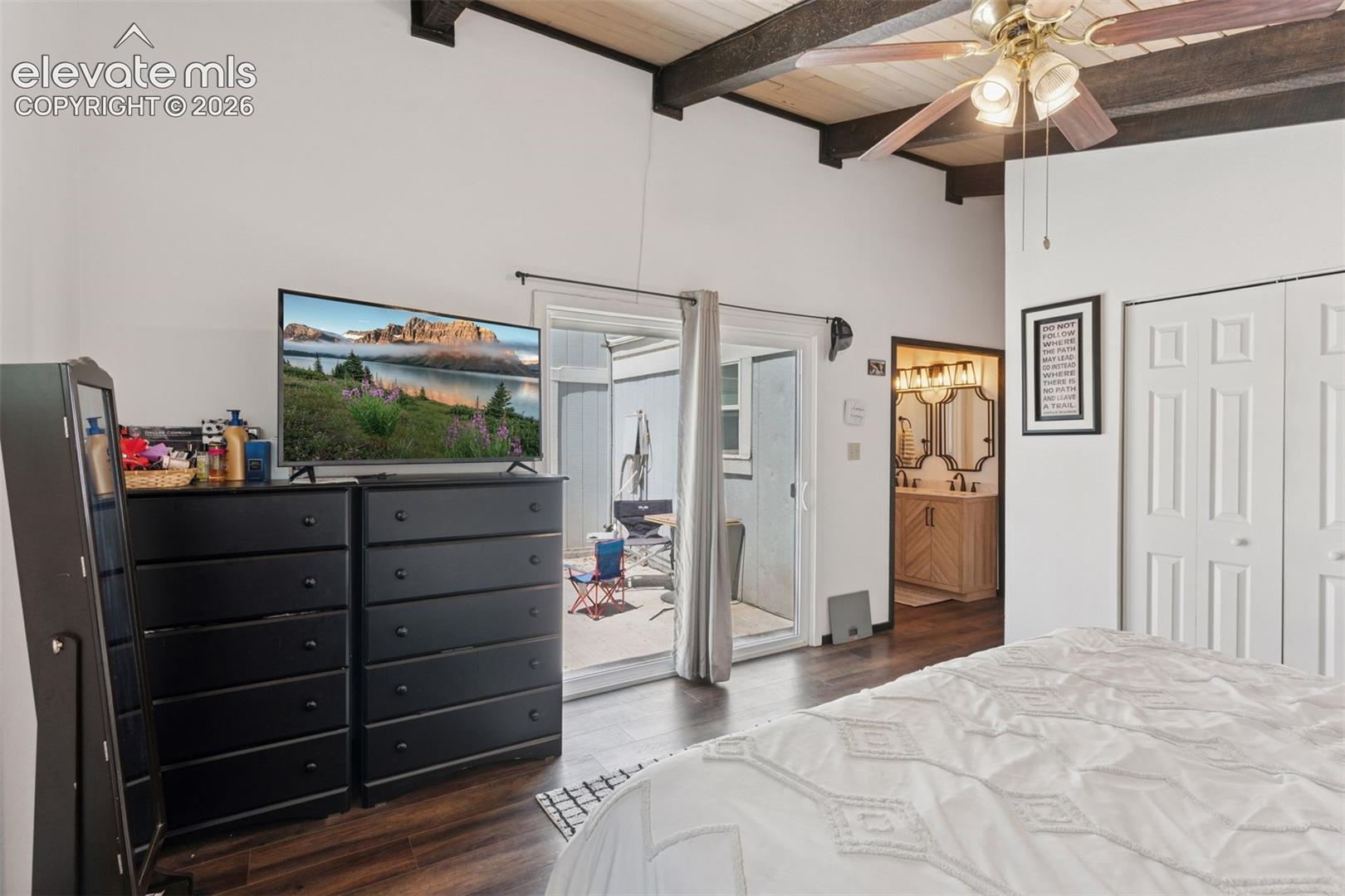 Bedroom w/sliding glass door to patio & en-suite bathroom access