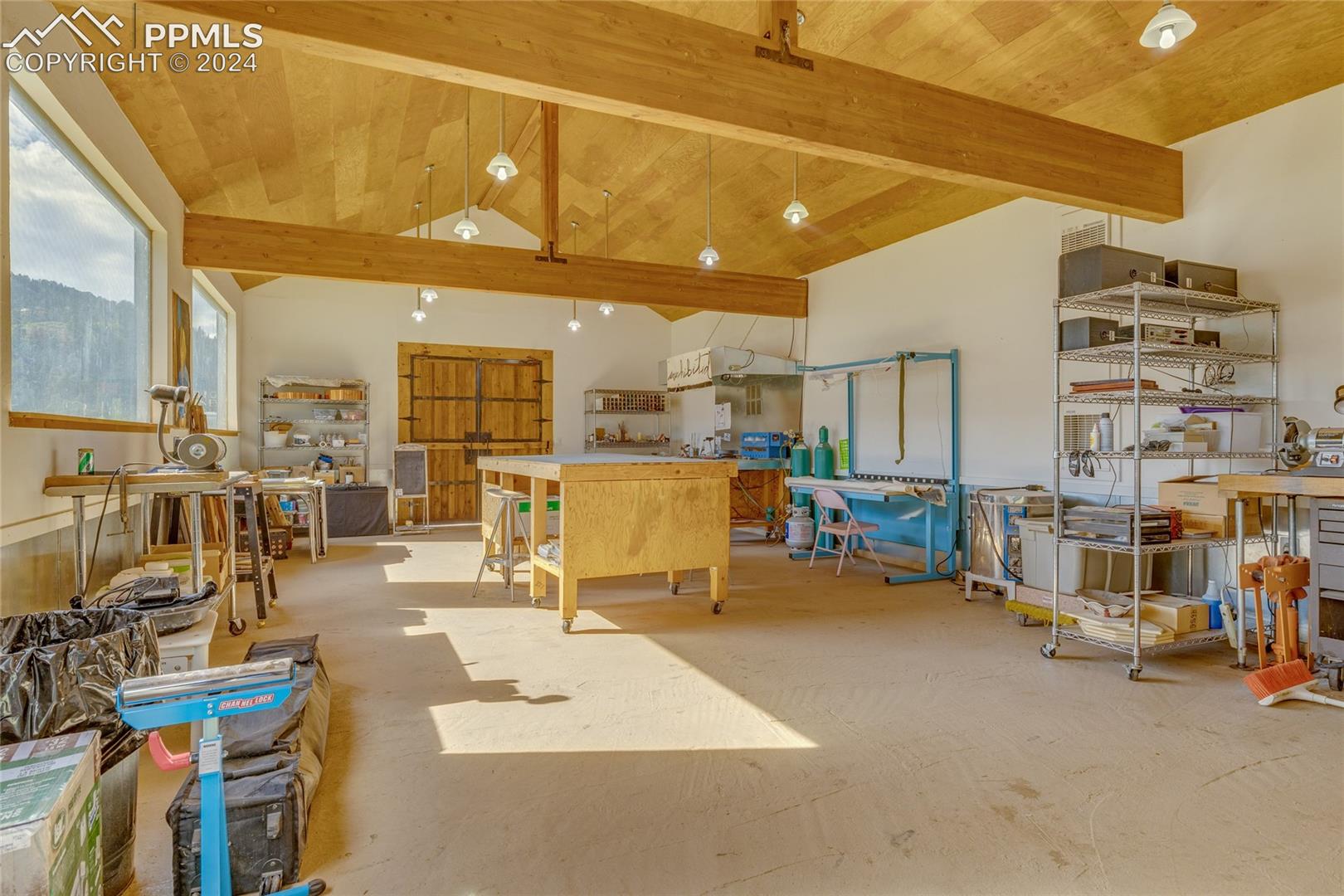 Heated studio/shop near highway