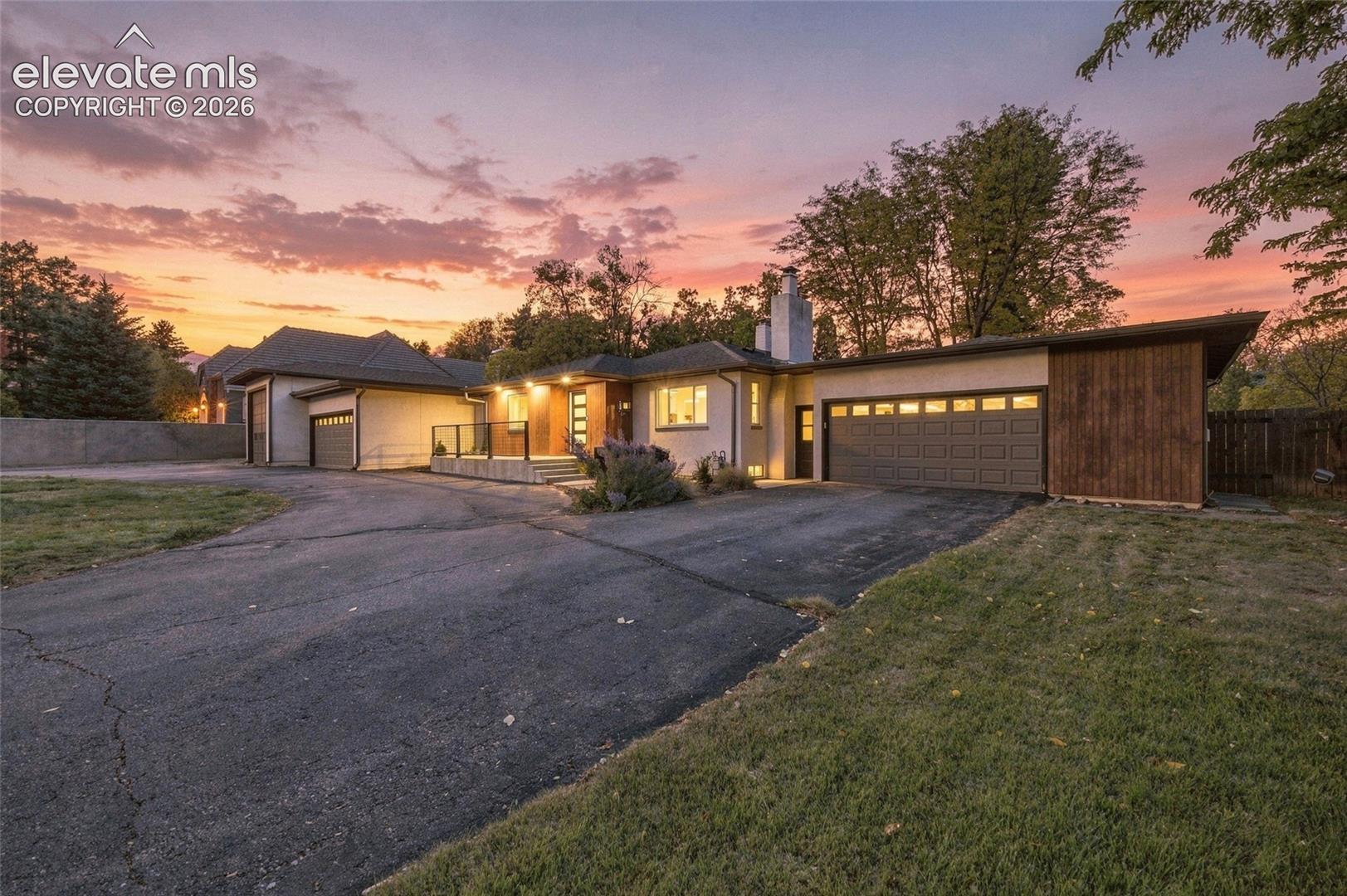 A stucco exterior with wood cladding gives a modern touch while staying true to the mid-century design aesthetic. 