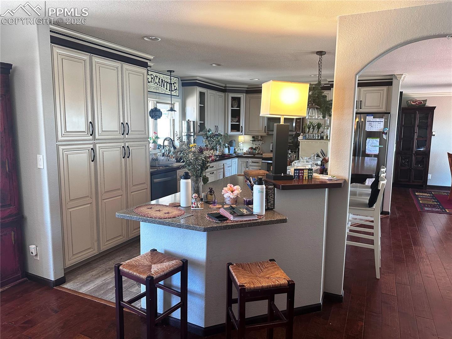 Additional mini-dinette area shown, with longer breakfast bar at the right.