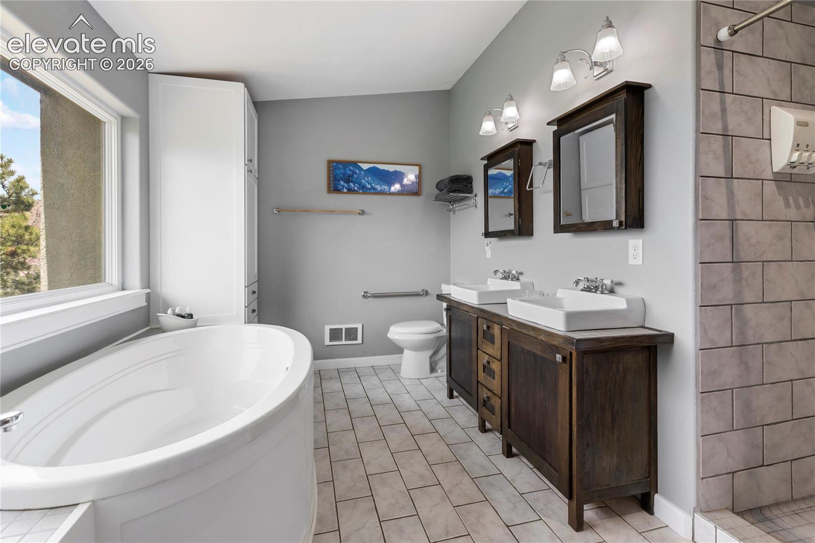 Primary bedroom 5 piece bath